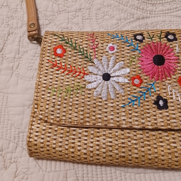 Aldo ratton style with embroidery clutch or wristlet - Picture 2 of 11